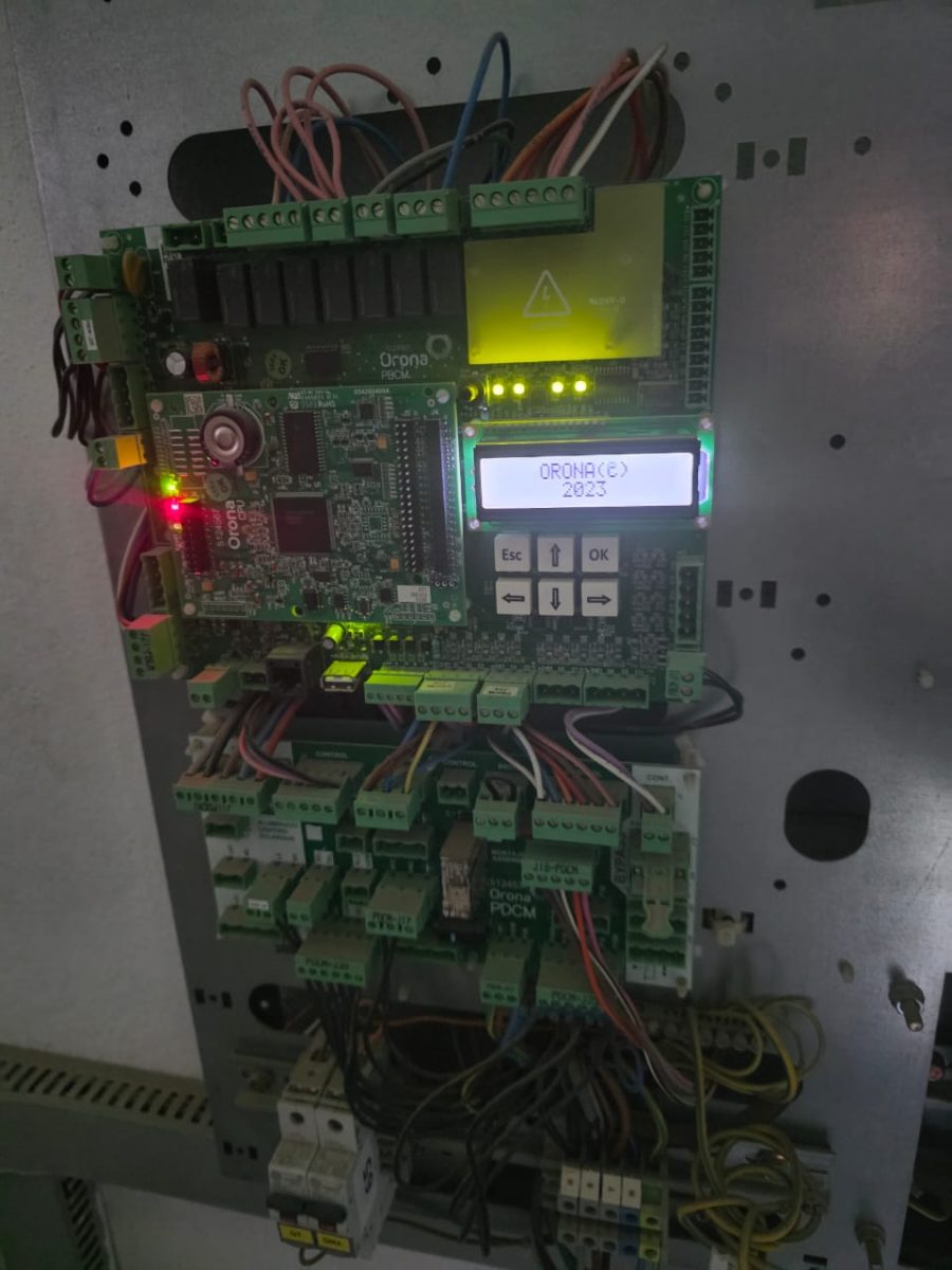 Carte électronique de commande d'ascenseur en armoire
