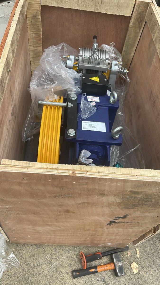 Machine de traction d'ascenseur dans sa caisse en bois