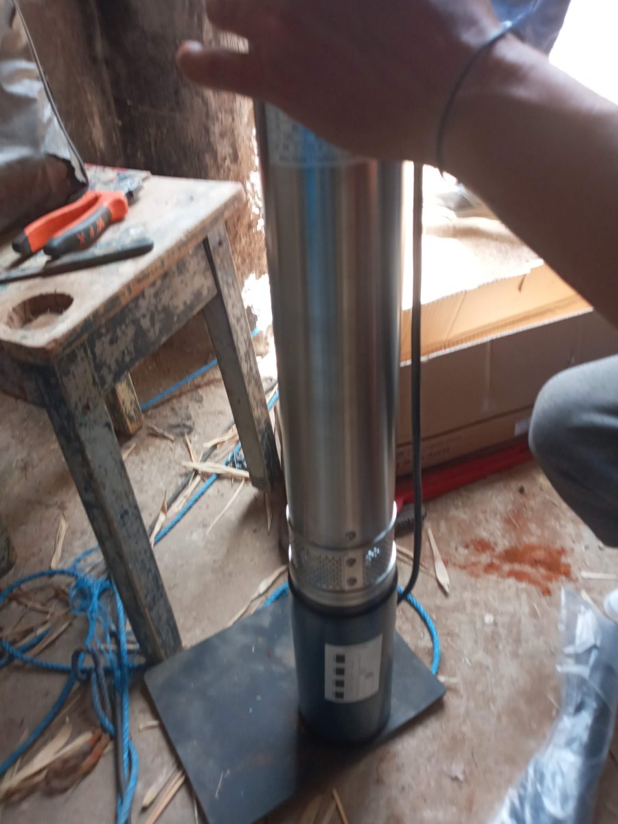 Pompe immergée en inox dressée avant installation