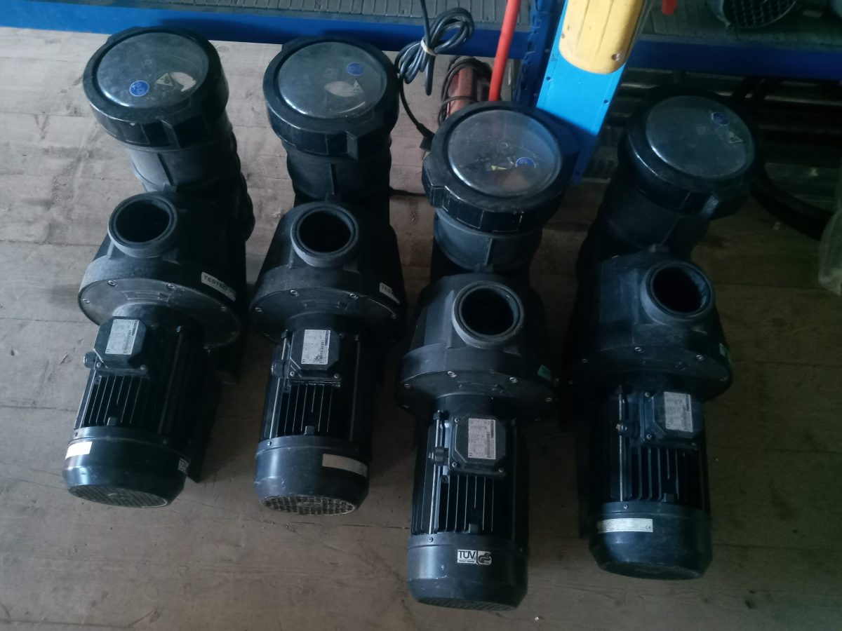 Quatre pompes de filtration alignées en atelier