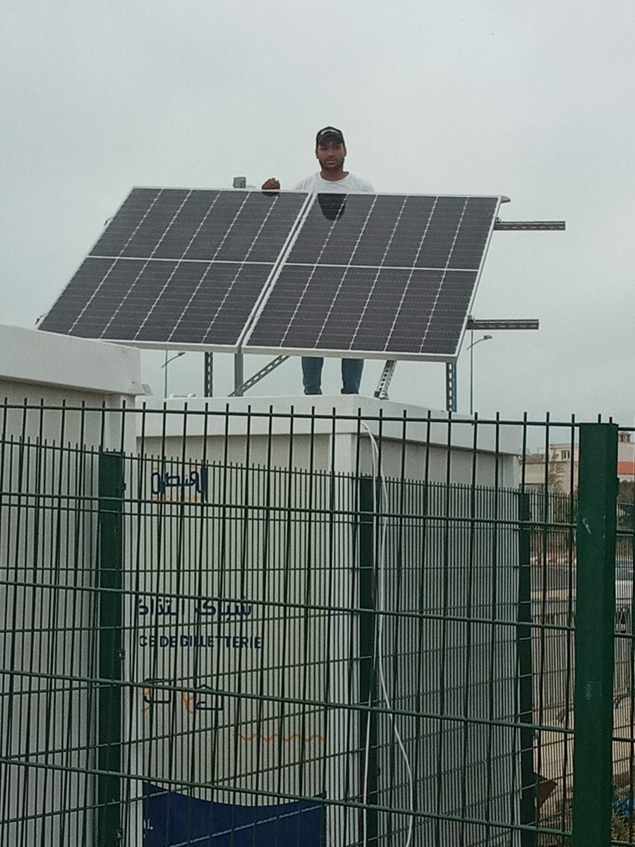 Installation de panneaux solaires sur une structure en toiture