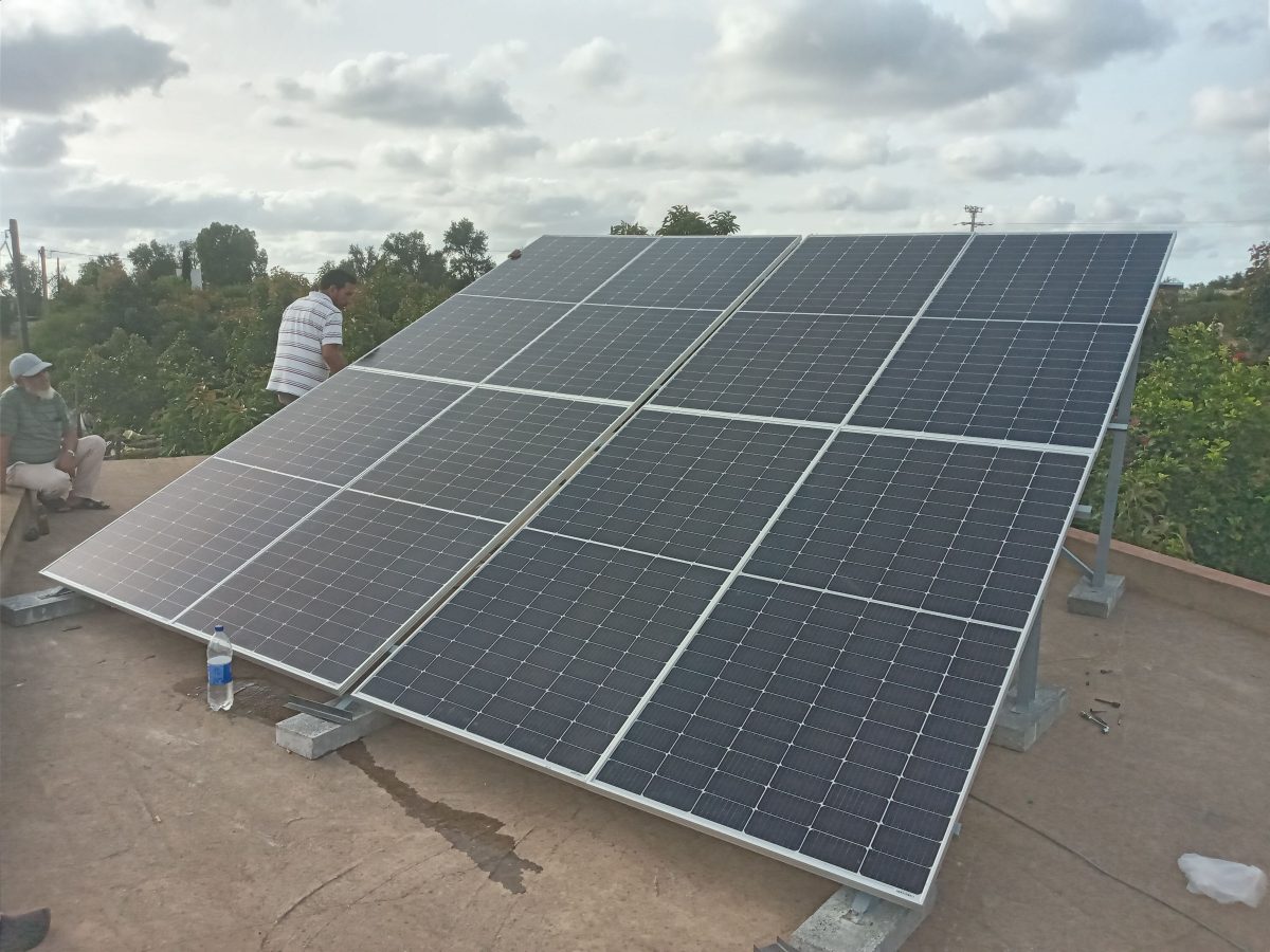 Champ de panneaux solaires incliné en toiture-terrasse