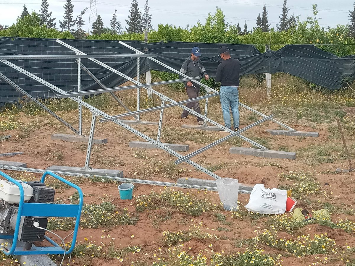Montage d'une structure support de panneaux solaires