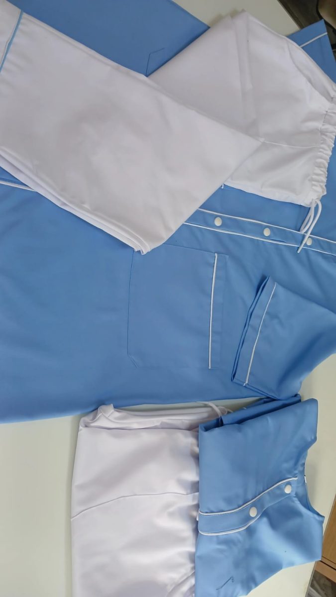 Tenues de travail bleu ciel et blanc en atelier