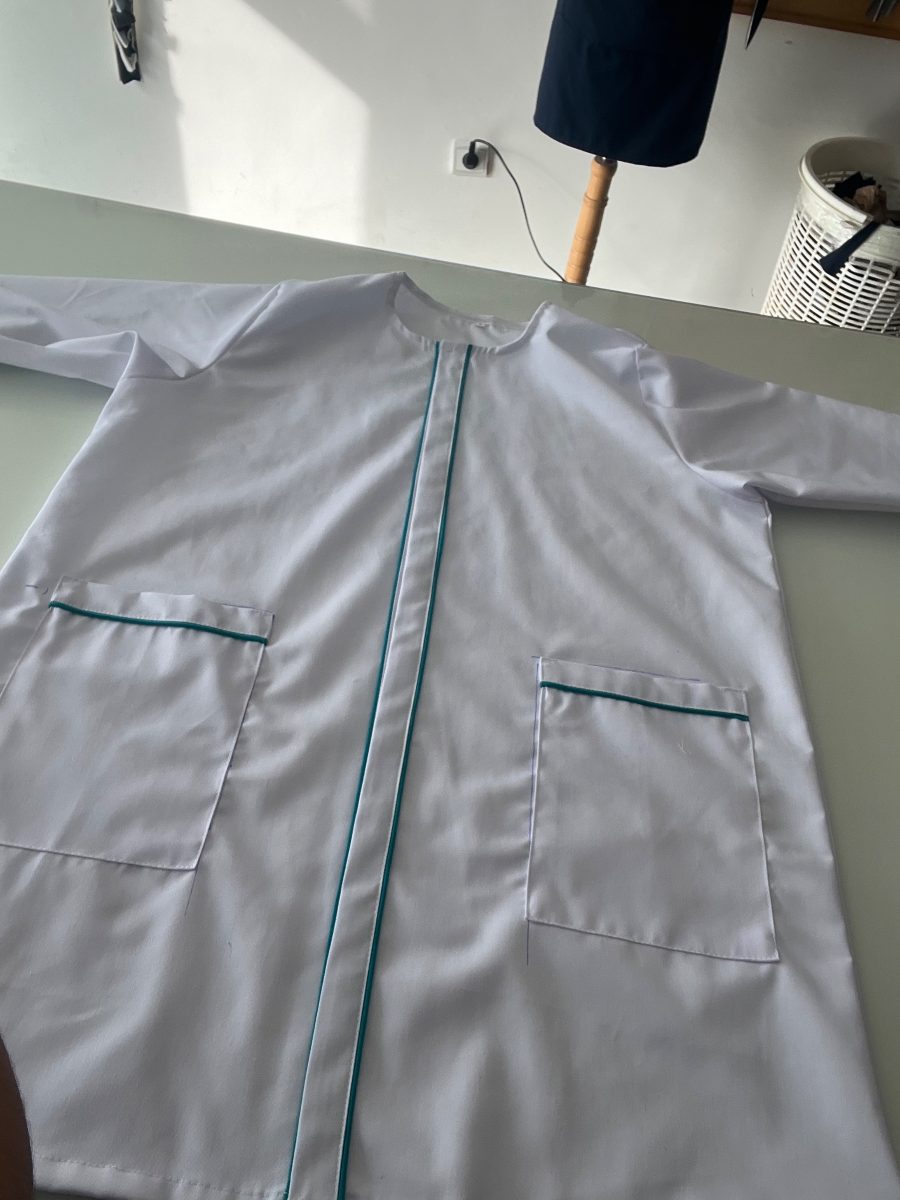 Blouse de travail blanche à passepoil vert