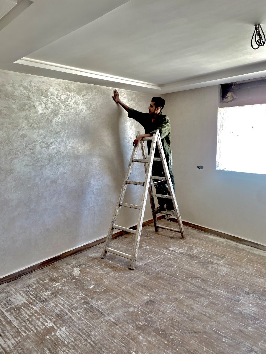 Application d'un enduit décoratif métallisé à la spatule