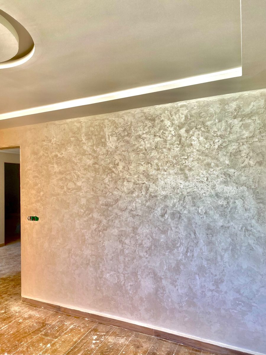 Mur en enduit décoratif métallisé argenté marbré
