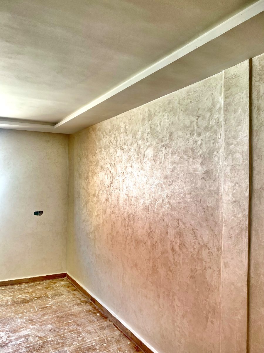 Mur d'accent en enduit décoratif nacré rose doré