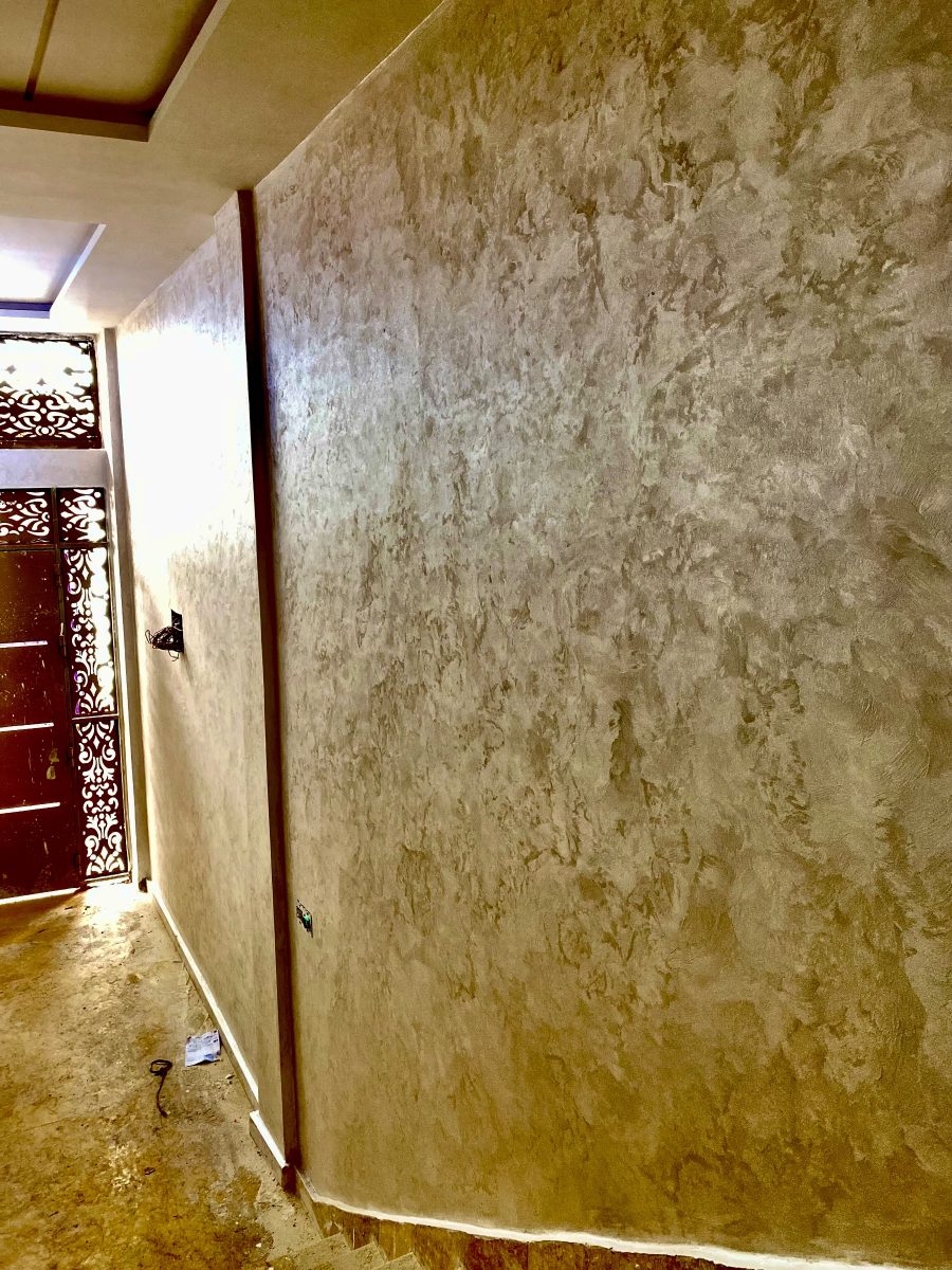Couloir en enduit décoratif métallisé doré marbré