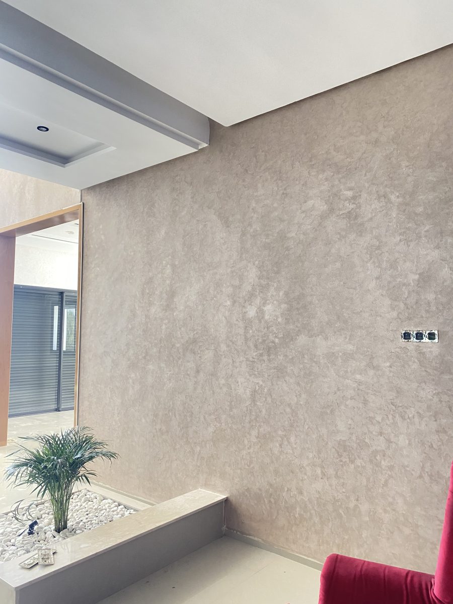 Mur en enduit décoratif taupe à jardinière