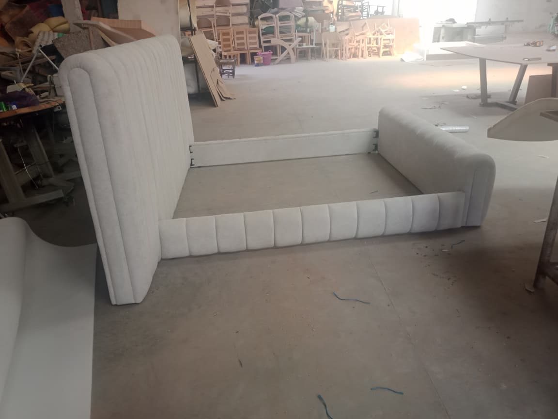 Lit en tissu bouclé crème à tête capitonnée cannelée