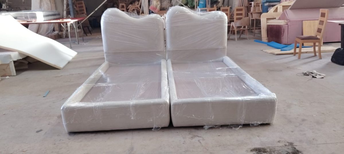 Sommiers en tissu bouclé crème à têtes galbées