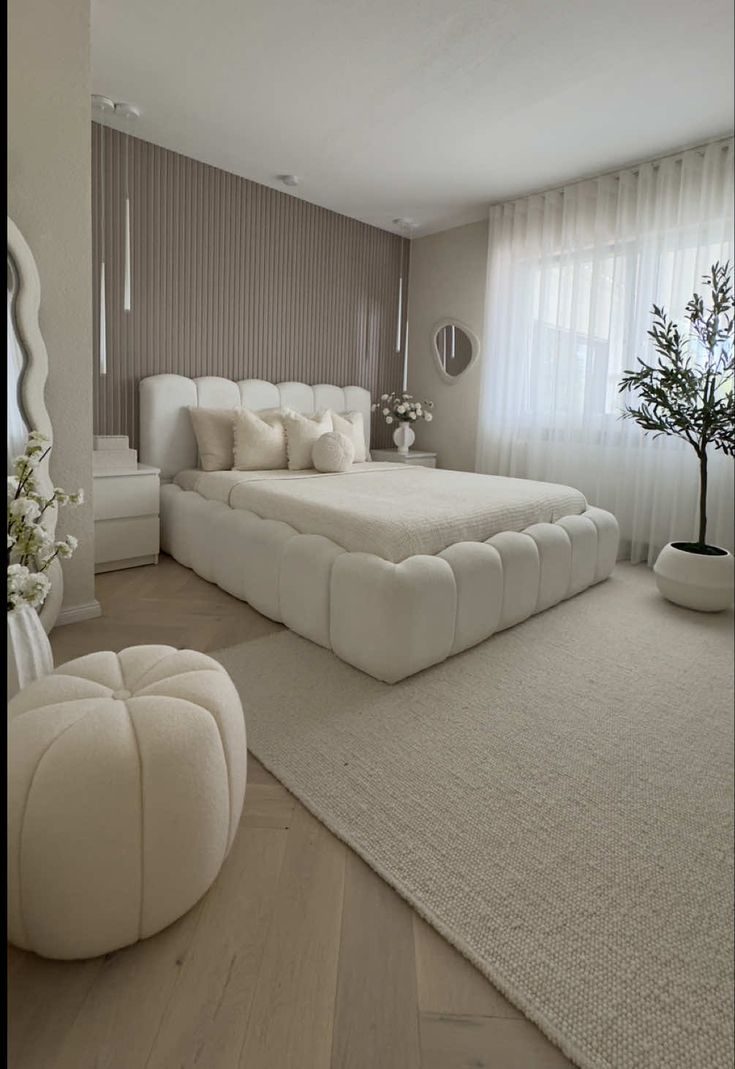 Chambre à lit en bouclé blanc et mur en tasseaux