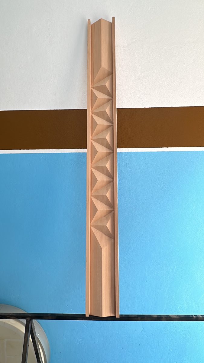 Baguette d'angle en bois à relief géométrique facetté