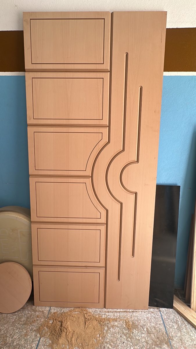 Porte en bois à panneaux moulurés et décor en arc