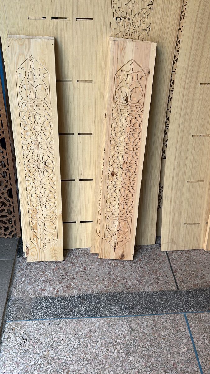 Panneaux en bois sculpté à décor floral en relief
