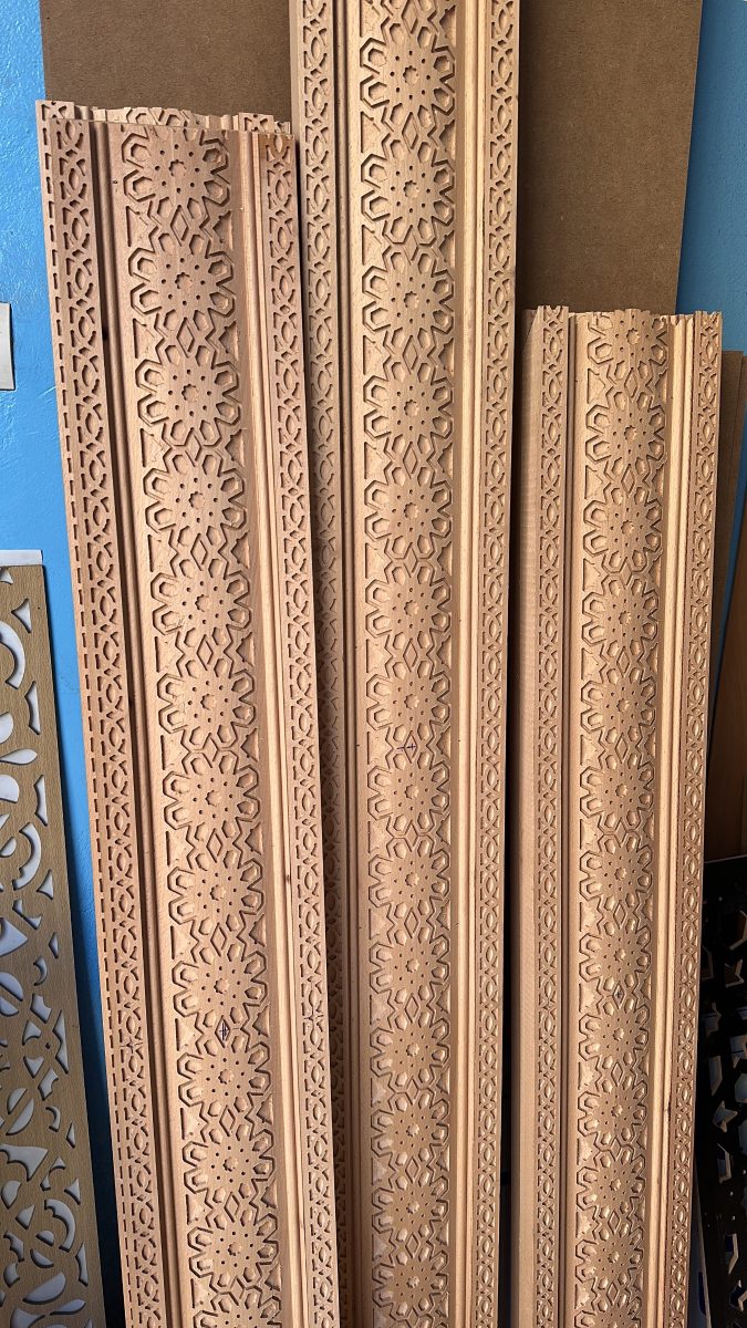 Corniches en bois sculpté à motif géométrique