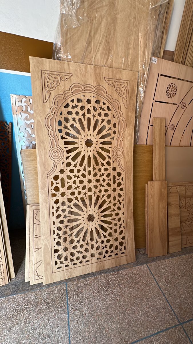 Panneau en bois découpé au laser en forme d'arche