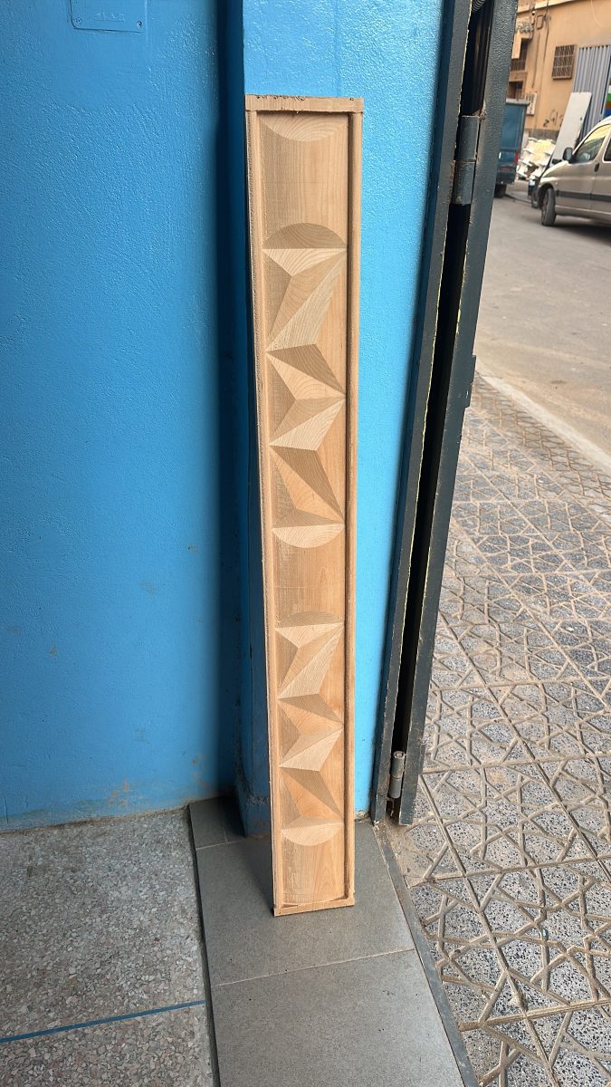 Baguette en bois à décor géométrique découpé au laser