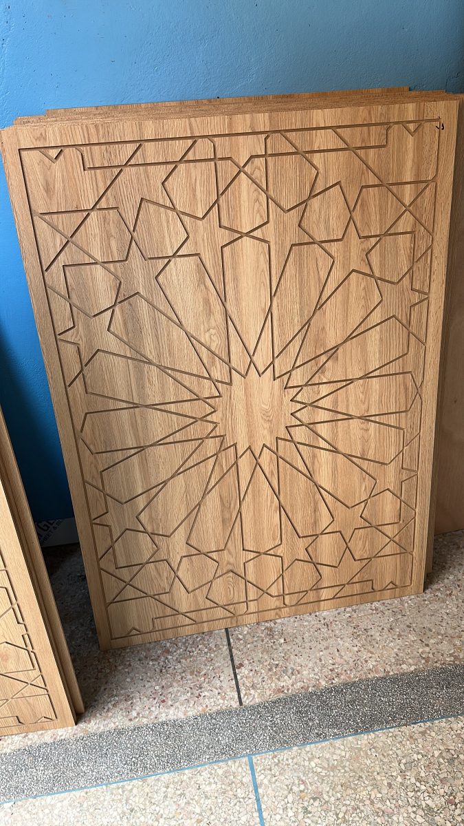 Panneau en bois gravé d'un motif en étoile marocain