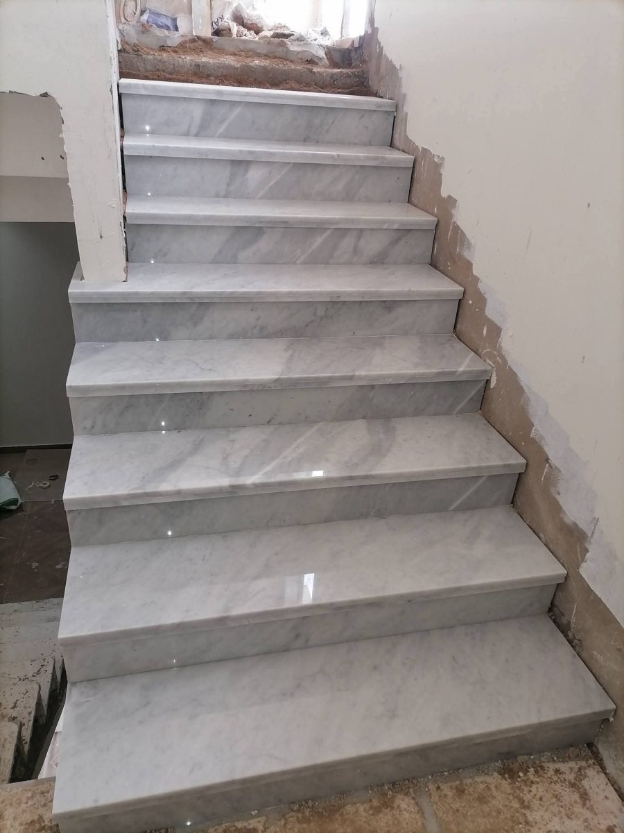 Escalier effet marbre blanc veiné en cours de pose
