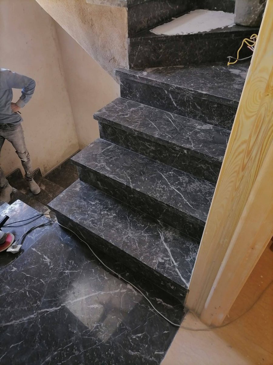 Escalier en marbre noir veiné poli