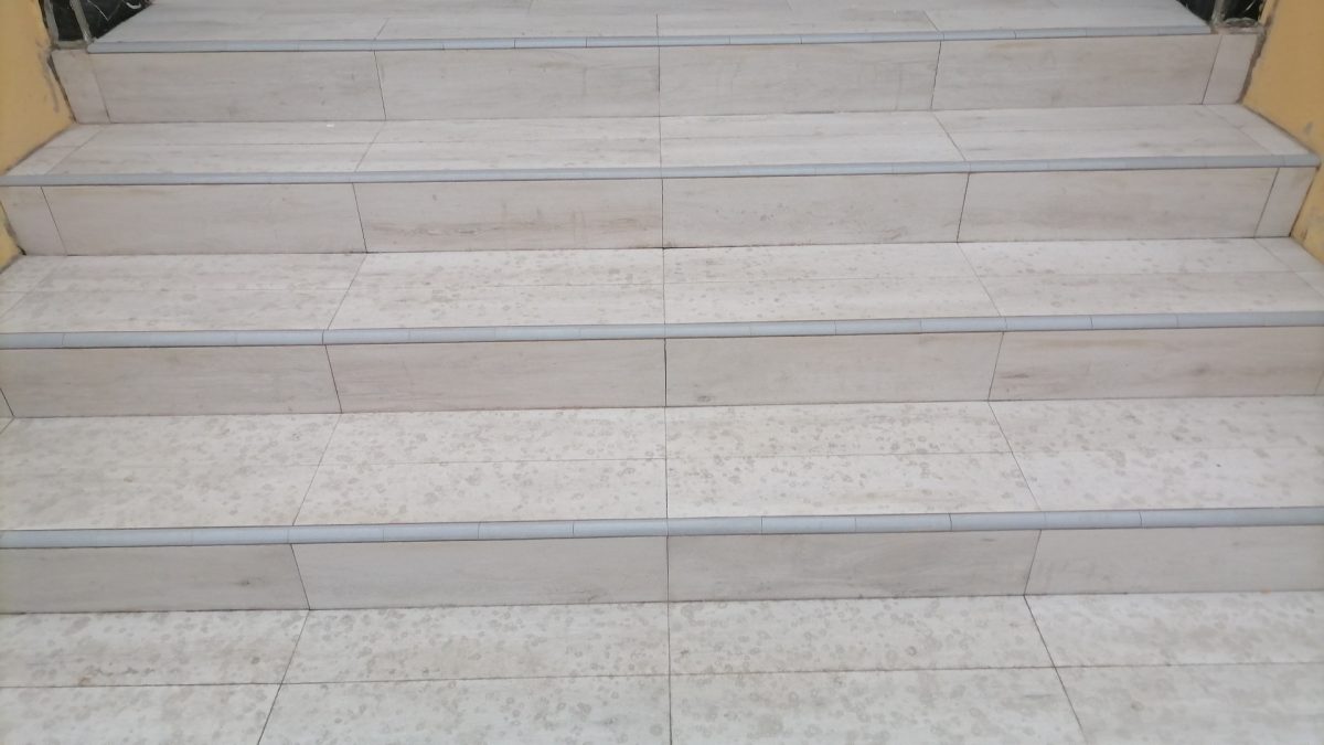 Escalier extérieur effet travertin à nez métalliques