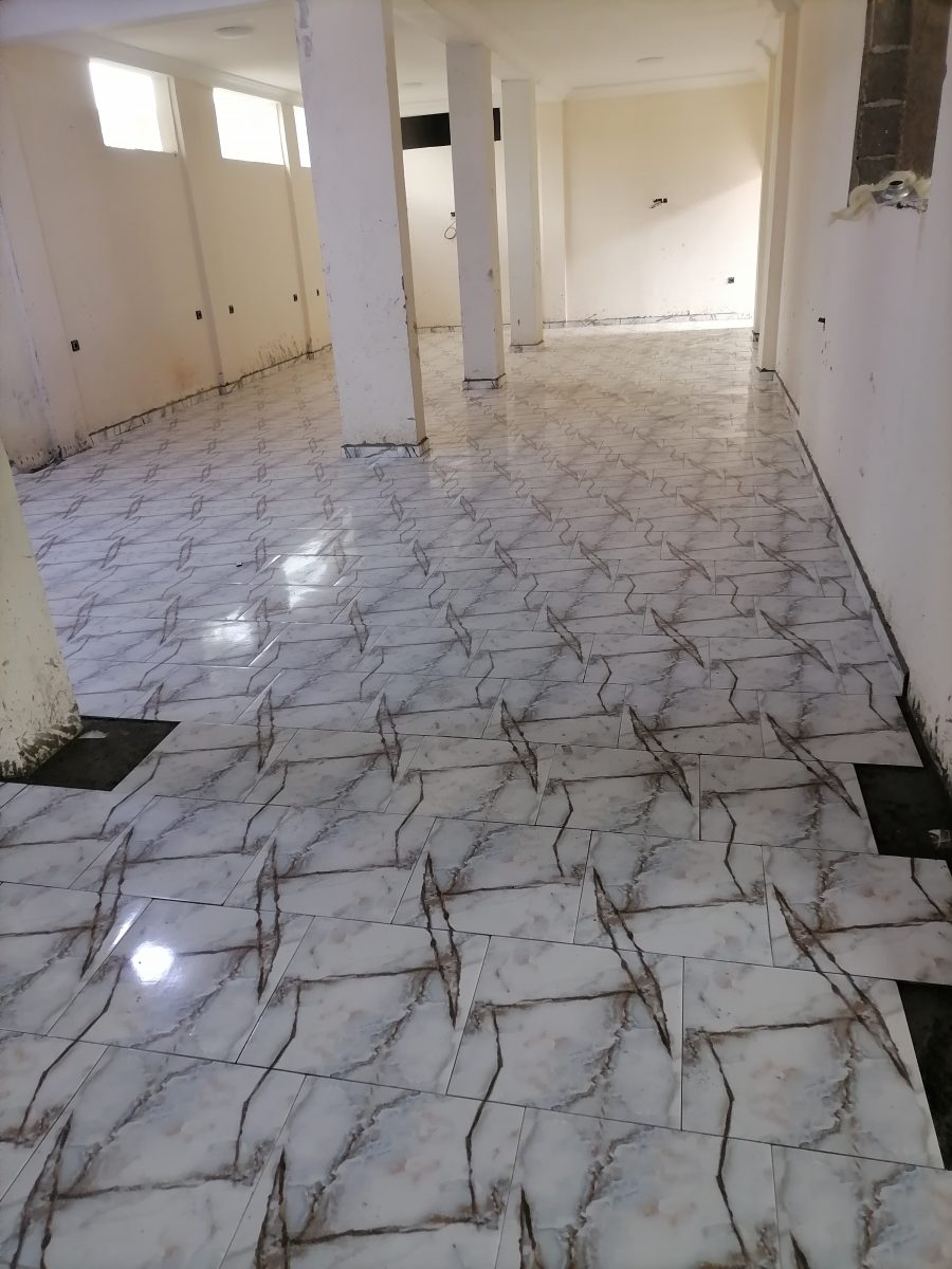 Hall au sol en carreaux effet marbre posés en motif