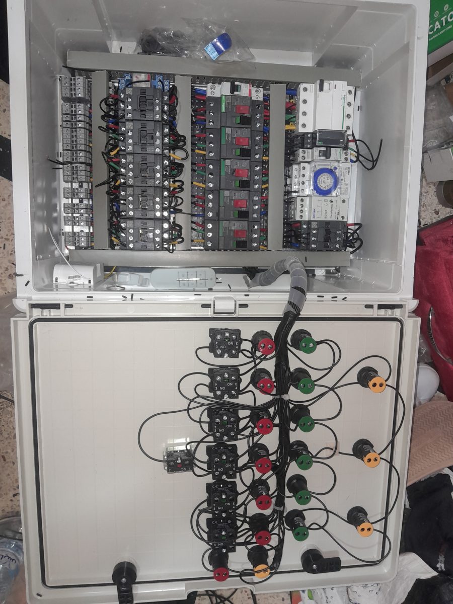Coffret électrique de piscine ouvert et câblé
