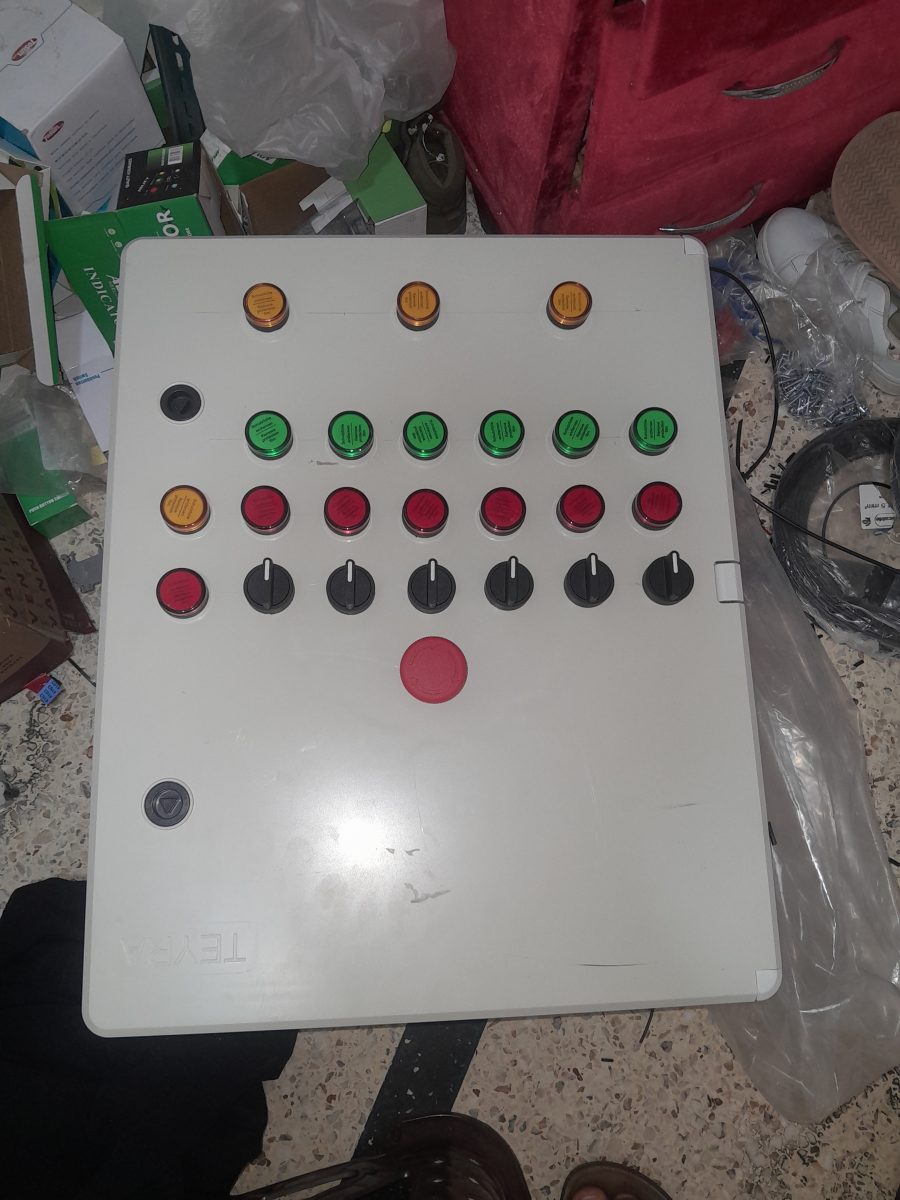 Armoire de commande de piscine à voyants et boutons