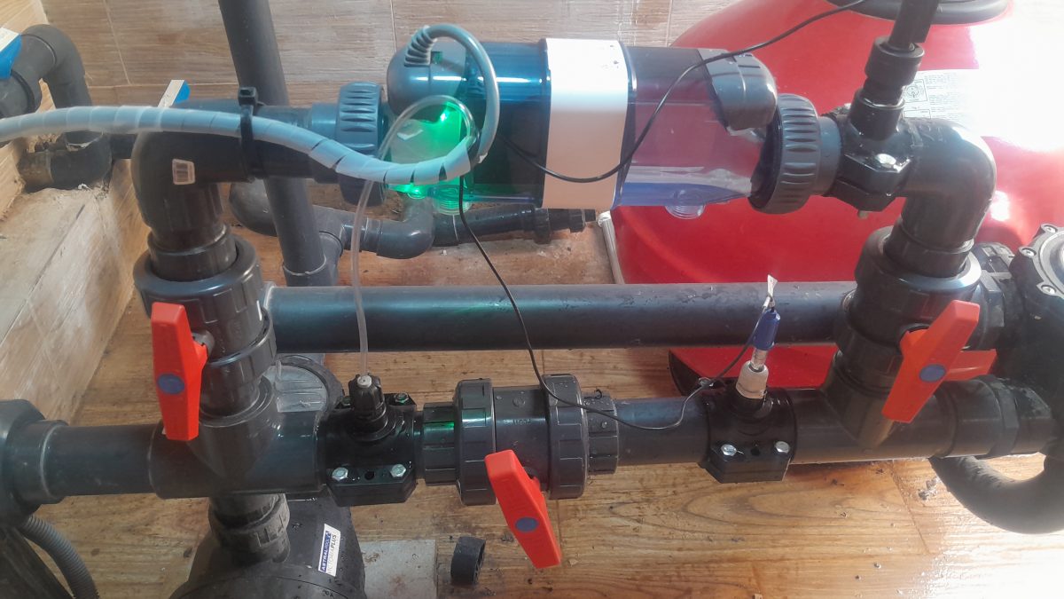 Local technique de piscine à filtre et électrolyseur