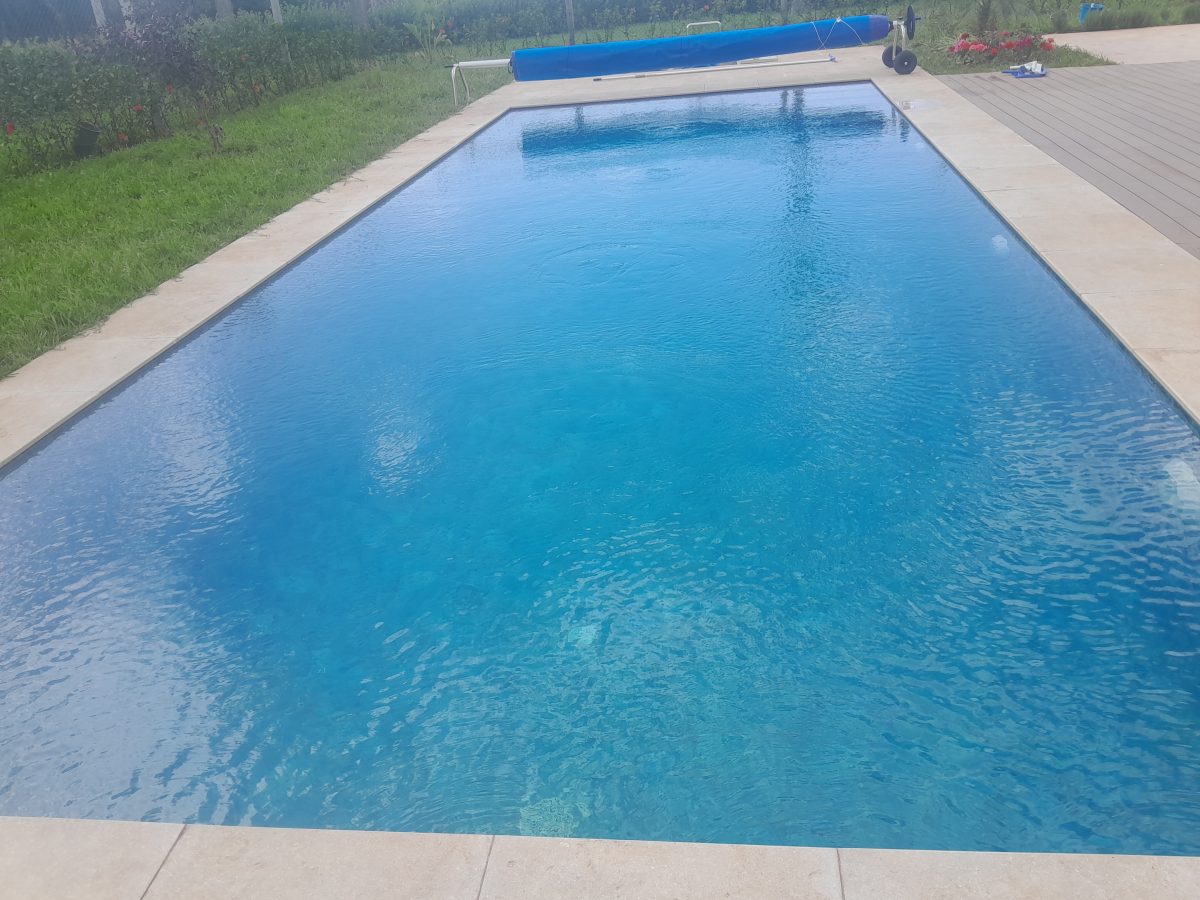Piscine à l'eau claire à margelles en pierre