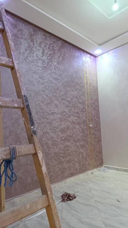 Mur d'accent en enduit décoratif nacré mauve