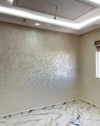 Mur en enduit décoratif crème nacré sous faux plafond