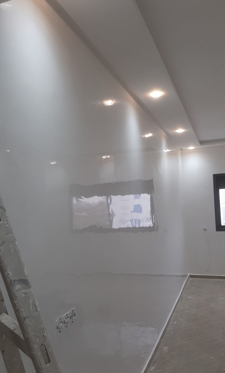 Pièce en cours de peinture à murs blancs brillants