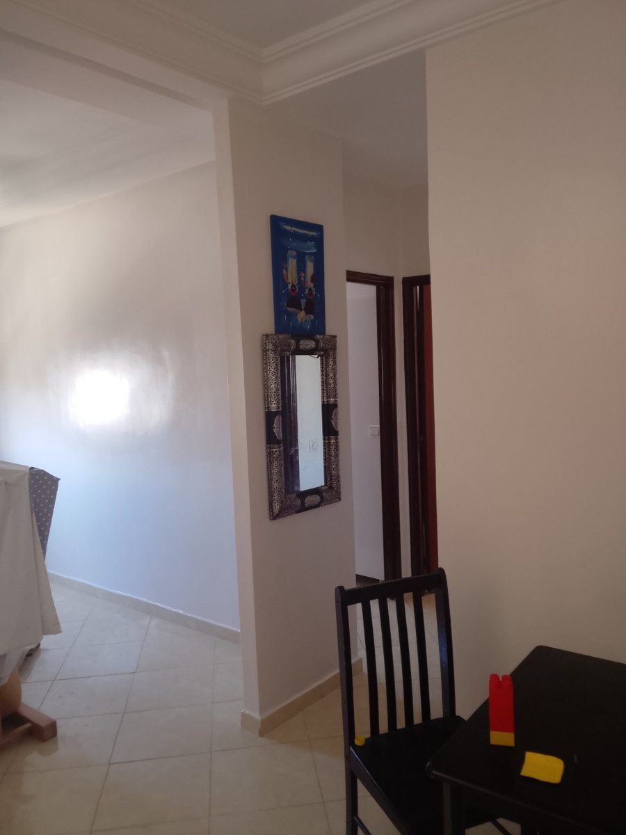 Intérieur d'appartement peint à corniche moulurée