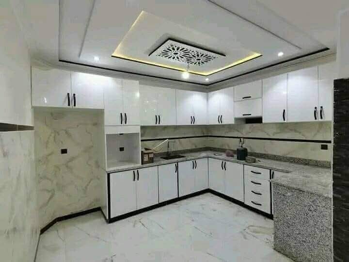 Cuisine blanche à faux plafond en plâtre à rosace