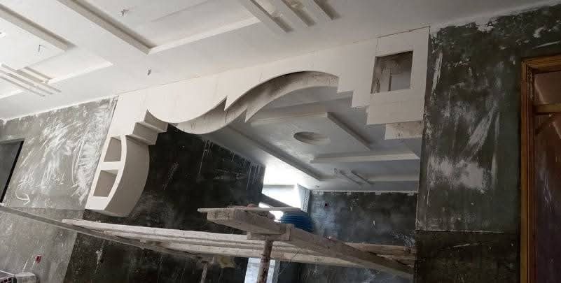 Retombée décorative en plâtre à courbes et arc central