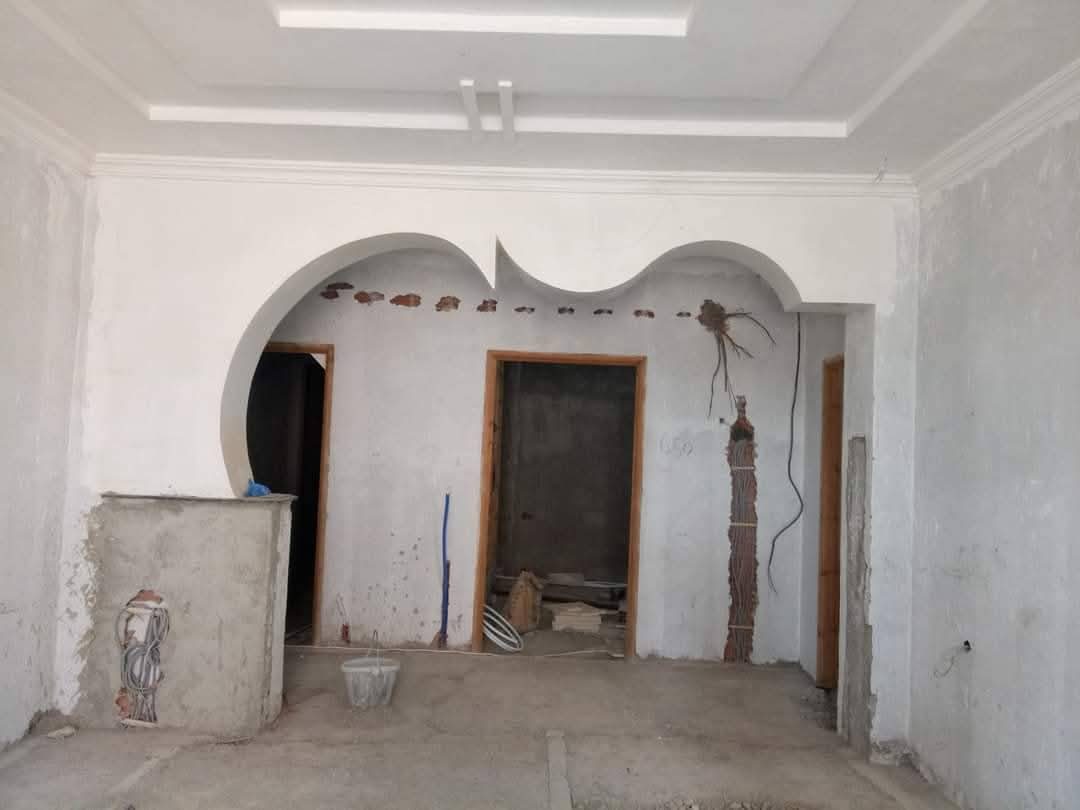Deux arches en plâtre à profil festonné