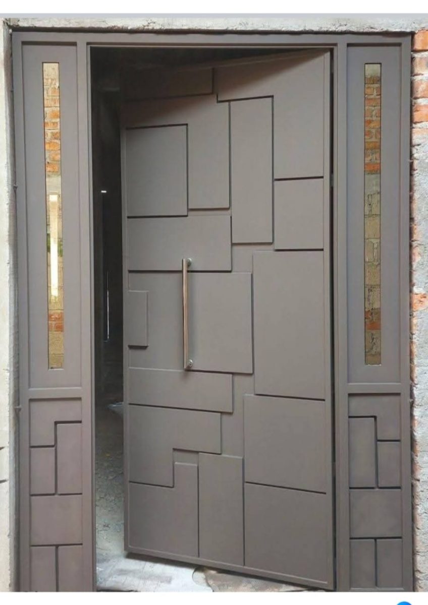 Porte d'entrée métallique à panneaux géométriques