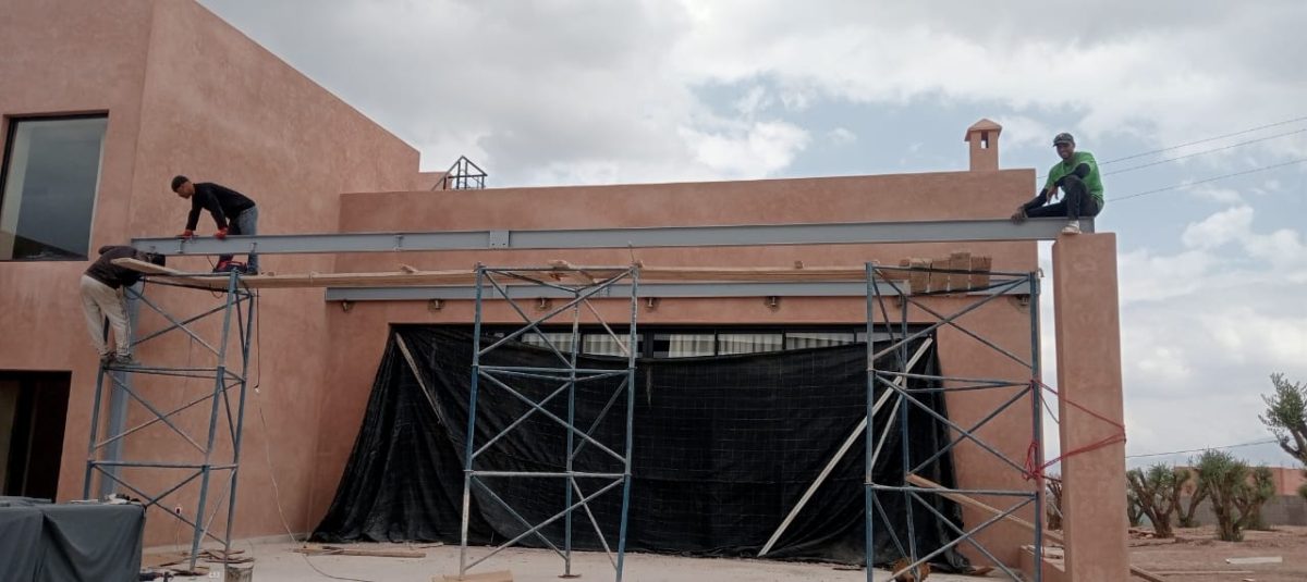 Montage d'une structure métallique sur un garage