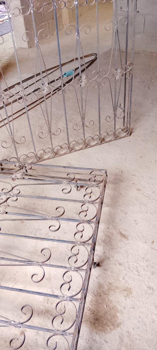 Garde-corps en fer forgé à volutes en atelier