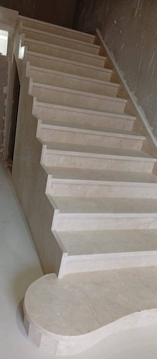 Escalier effet marbre beige à première marche galbée