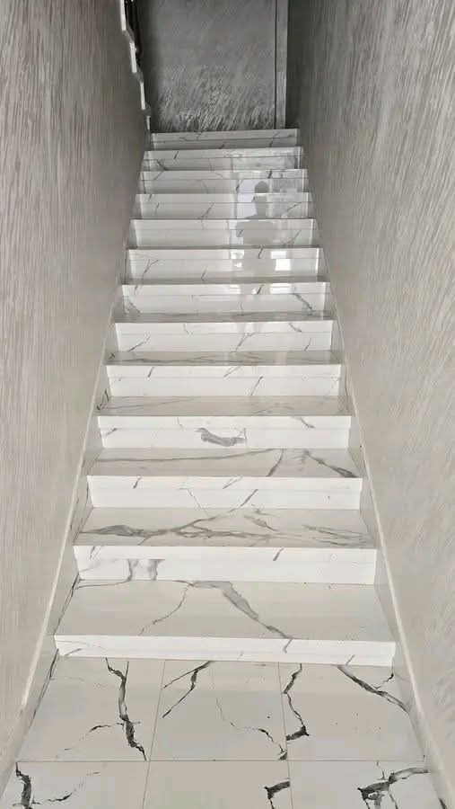 Escalier effet marbre blanc veiné à marches polies