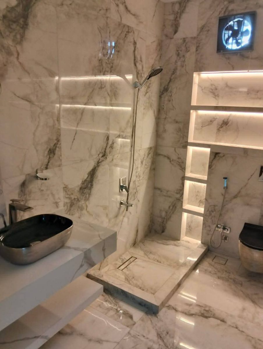 Salle de bain effet marbre à niches rétroéclairées