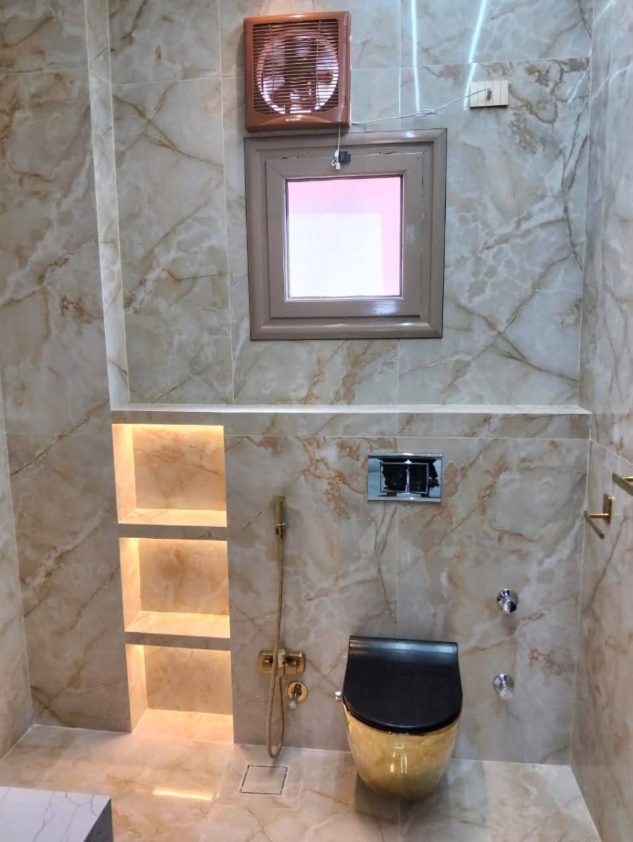 Espace WC effet onyx beige à niche rétroéclairée