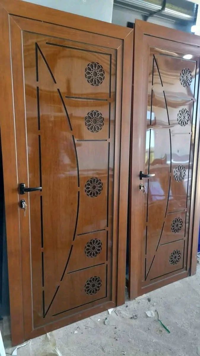 Portes d'entrée blindées en bois verni à motifs ajourés