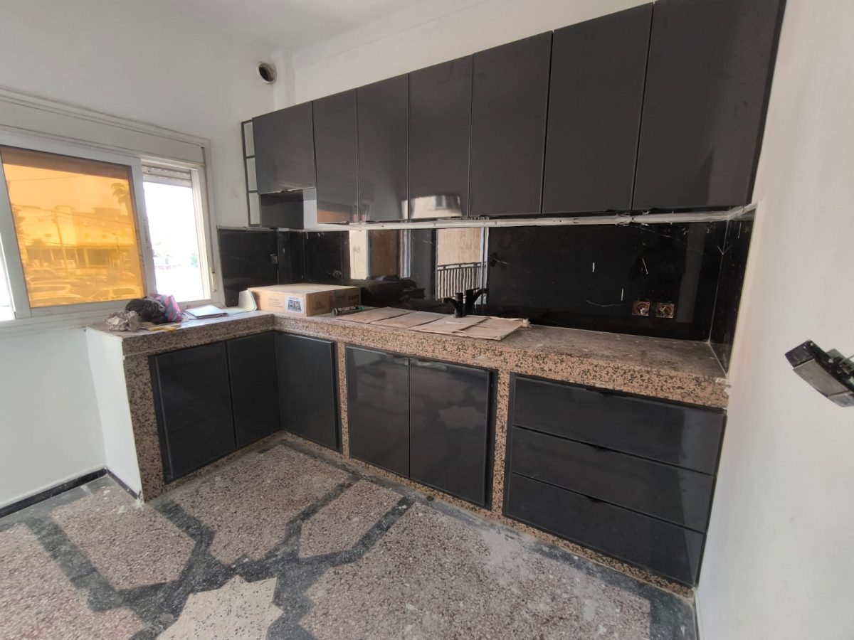 Cuisine en U gris anthracite à plan en granit beige
