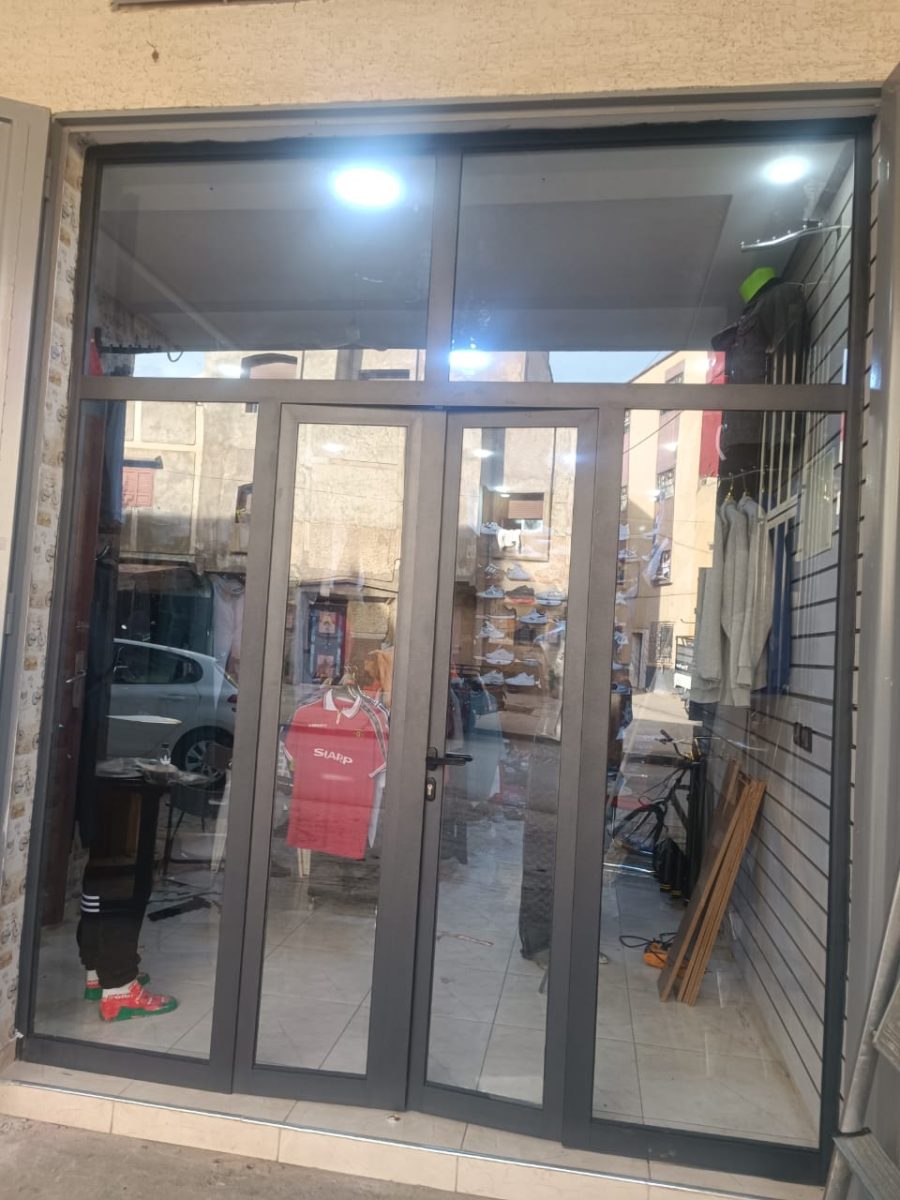 Devanture de commerce en aluminium vitrée