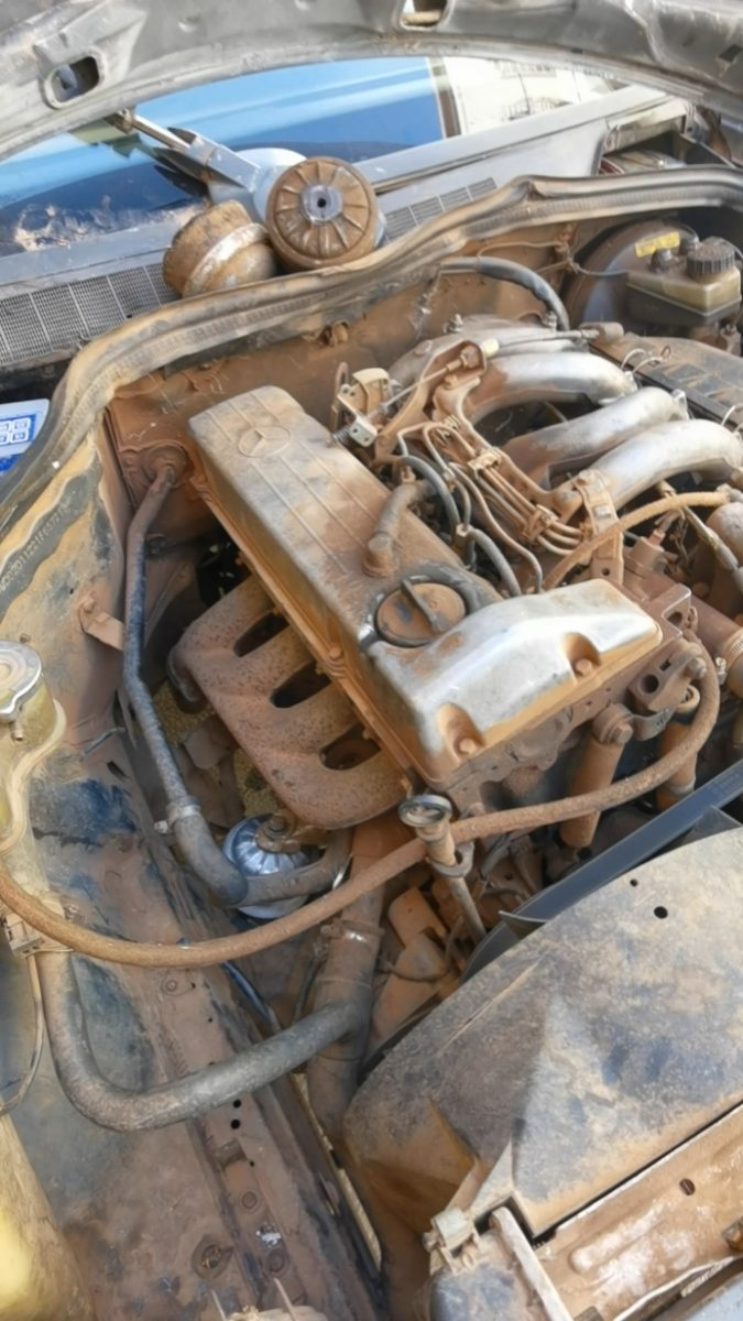 Compartiment moteur poussiéreux d'une berline ancienne